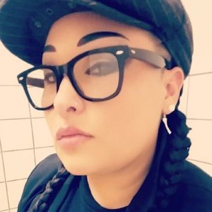 Meet your Posher, Gloria